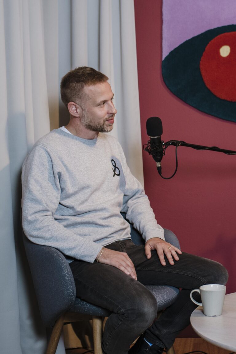 Ondřeje vždy táhlo velké město, proto řídí značku z holešovického showroomu. Lokální výroba je umístěna do Zábřehu v Olomouckém kraji, kde jí šéfuje Luděk Štaigl.