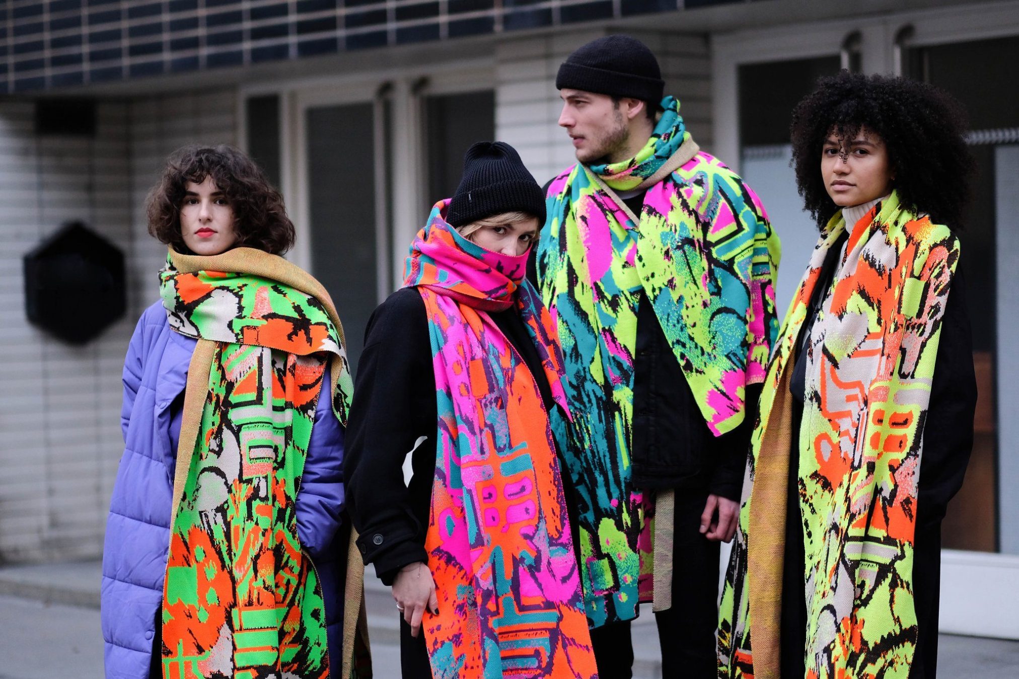 Barevné šály jsou jasným důkazem o prolnutí grafického designu a fashion odvětví.