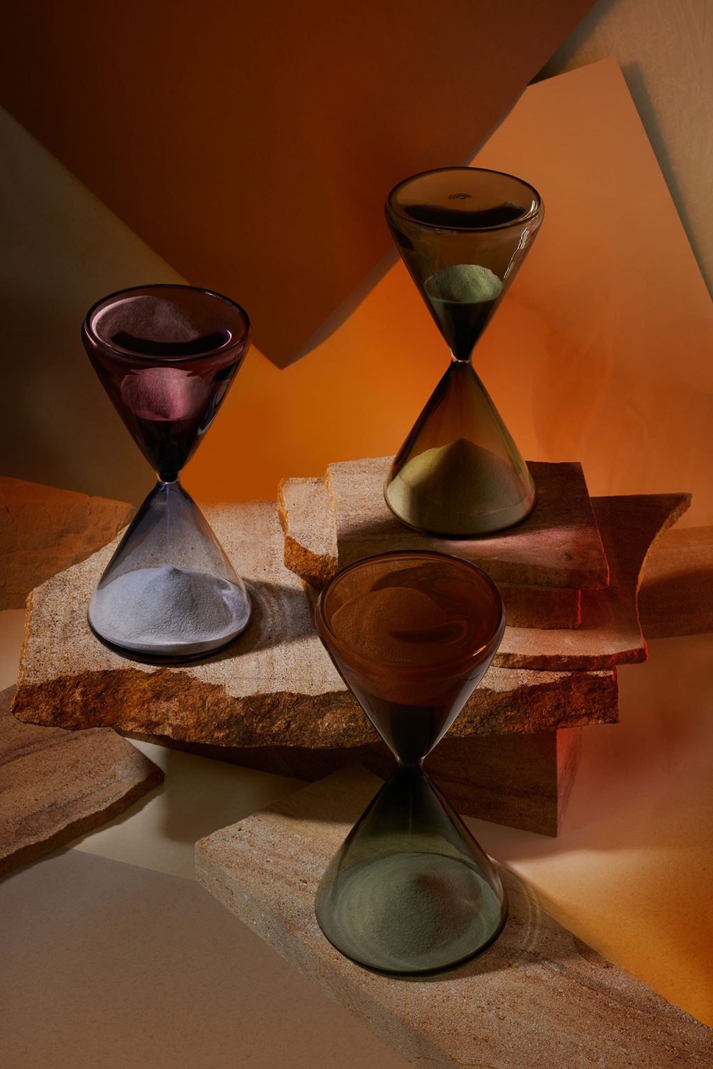Přesýpací hodiny z kolekce ~1 hour collection odkazují na beduínský původ otce designérky