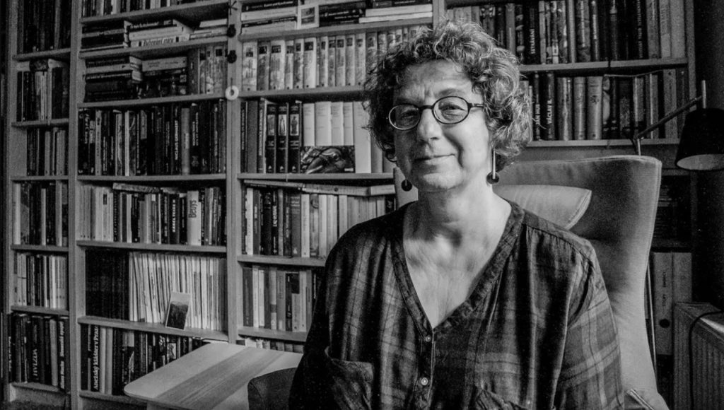 Milena Bartlová je historička umění, která se už přes třicet let věnuje středověkému umění, muzeologii a otázkám národní identity. V posledních letech se zaměřuje hlavně na to, jak se dějiny umění jako obor vyvíjely a jakými metodami pracují.