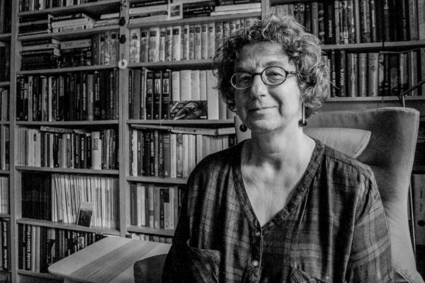 Milena Bartlová je historička umění, která se už přes třicet let věnuje středověkému umění, muzeologii a otázkám národní identity. V posledních letech se zaměřuje hlavně na to, jak se dějiny umění jako obor vyvíjely a jakými metodami pracují.
