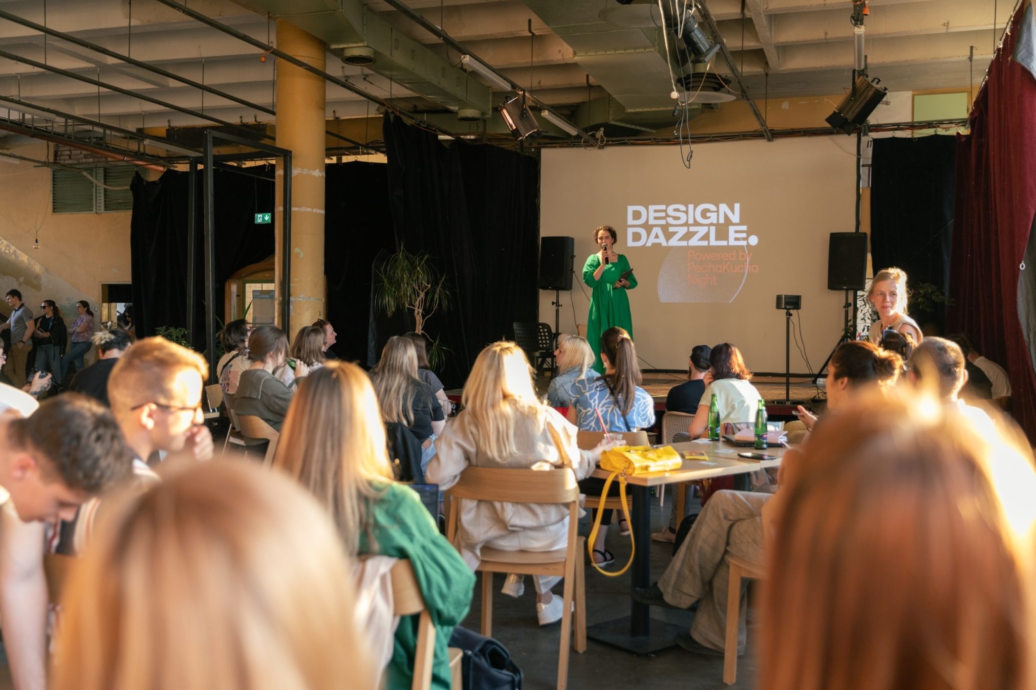 Design Dazzle by Pecha Kucha, večer během kterého jedenáct designérů z Česka a Slovenska představilo v krátkém časovém limitu svou tvorbu