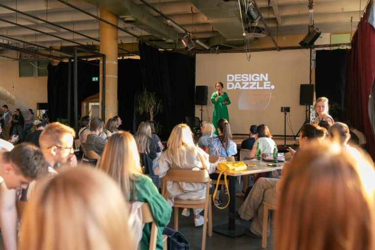Design Dazzle by Pecha Kucha, večer během kterého jedenáct designérů z Česka a Slovenska představilo v krátkém časovém limitu svou tvorbu