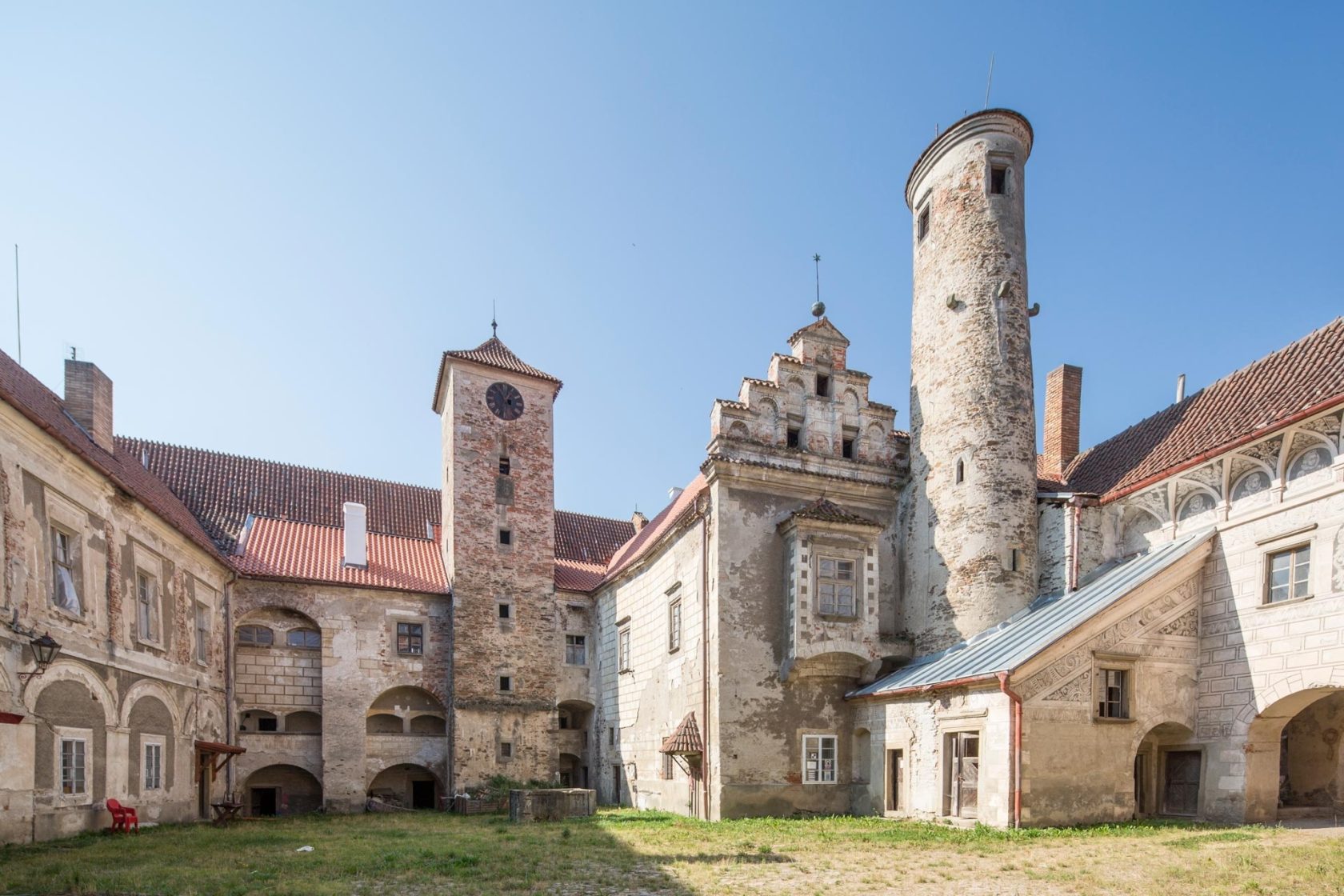 Díky citlivé obnově může památkový objekt získat zpátky svou historickou důstojnost. Stejně jako to probíhá v případě rozsáhlé rekonstrukce zámku v Červené Řečici.