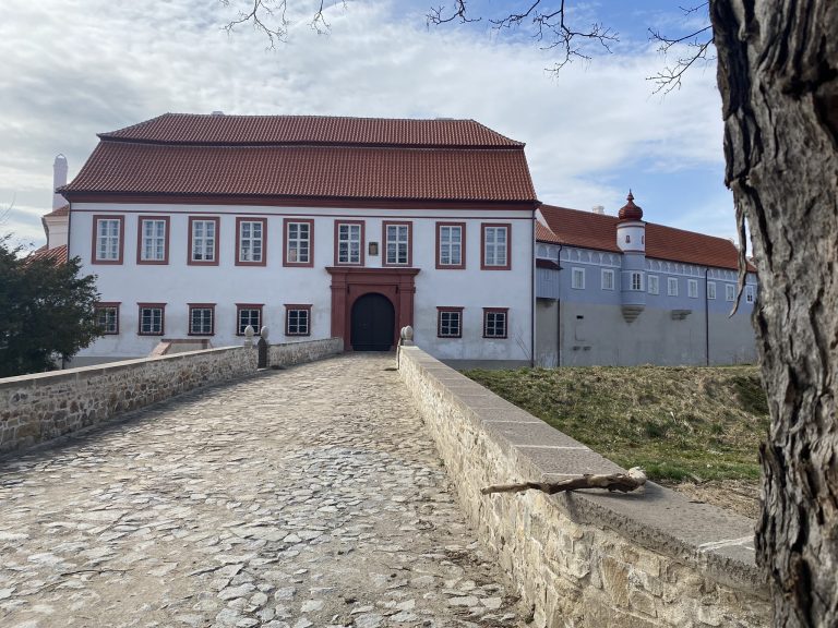 Areál zámku tvoří šest propojených budov, které dohromady vytvářejí dvě nádvoří. V minulosti místo sloužilo jako letní sídlo pražského arcibiskupa.
