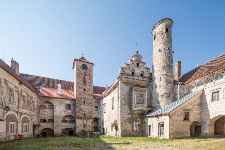 Díky citlivé obnově může památkový objekt získat zpátky svou historickou důstojnost. Stejně jako to probíhá v případě rozsáhlé rekonstrukce zámku v Červené Řečici.