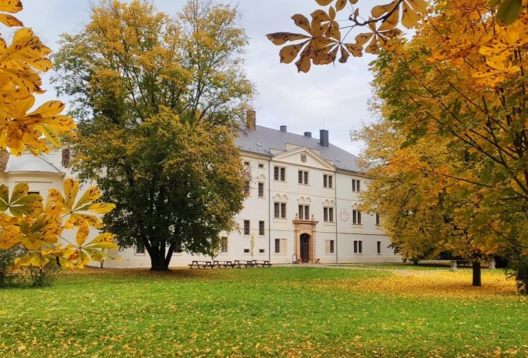 Zámek Křinec se nachází v pomyslném středu mezi městy Nymburkem, Jičínem a Mladou Boleslaví.