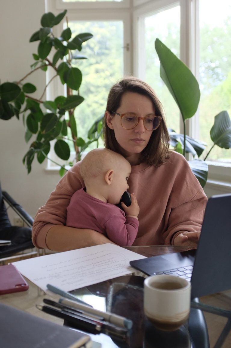Klára se naučila nesrovnávat se s ostatními a odprostit se od tlaku společnosti. Kdo se stará o děti a tvoří jen v mezičase, těžko bude ve výkonu soupeřit s těmi, kteří mají všechen čas světa jenom pro sebe