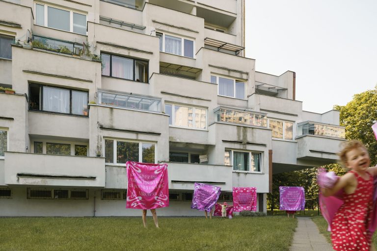 Jedním z mnoha výstupů tématu žen v architektuře je i instalace v rámci výstavy Oslobodený priestor: starostlivosť-architektúra-feminismus v Galérii mesta Bratislava