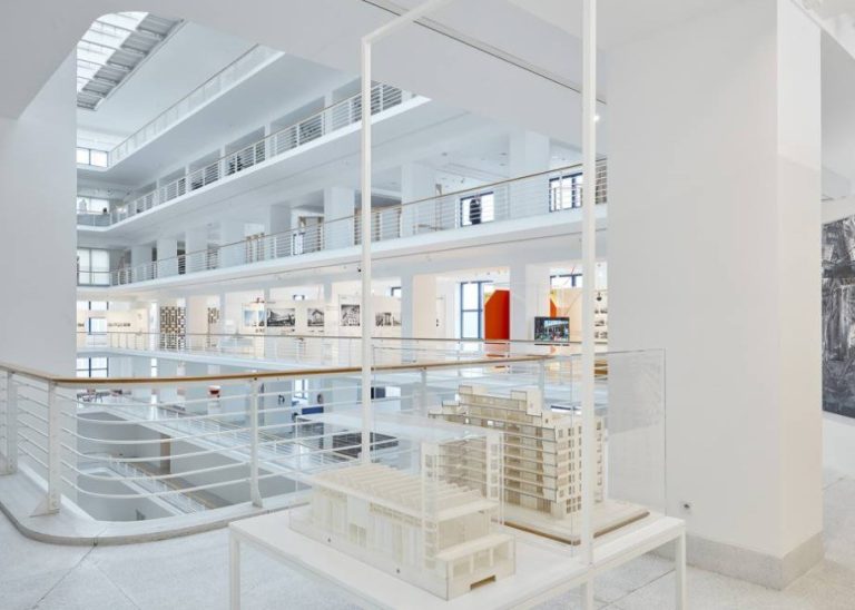 Výstava 1956–1989: Architektura všem, Veletržní palác, Národní galerie Praha | Zdroj: www.ngprague.cz, Foto: Peter Fabo, 2023