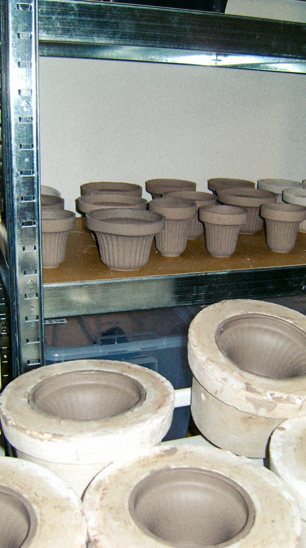 Proces vylévání tekutého porcelánu do formy