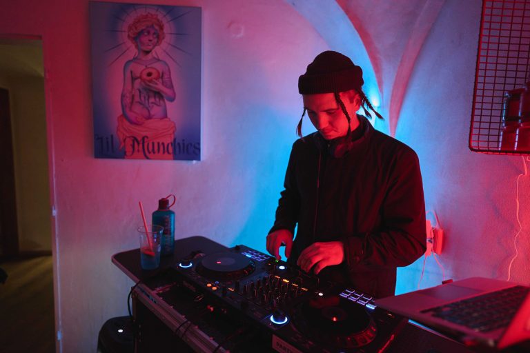 Marek Kounovský v rámci výstavy Clay Garden 2024 působil mimo jiné taky jako DJ na navazující afterparty