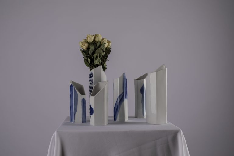Porcelánová kolekce "Polygonal vases" inspirovaná deskriptivní geometrií