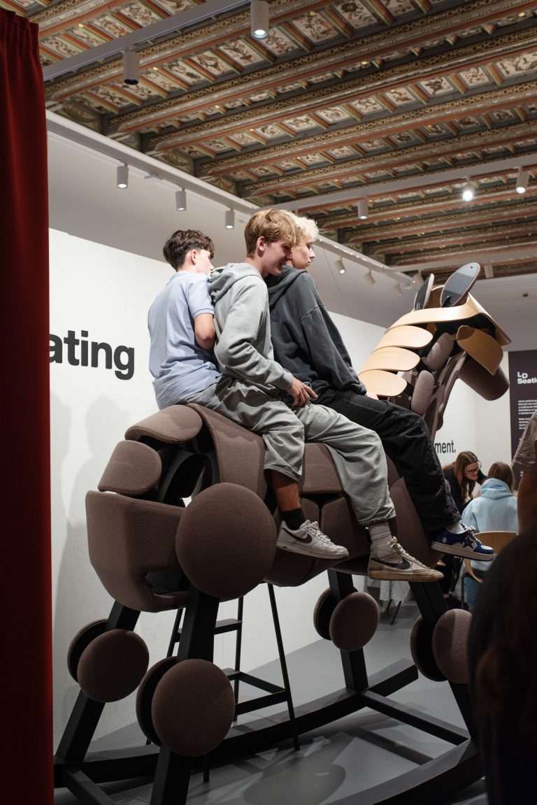 Houpací kůň LD Seating místy uvezl i více jezdců najednou