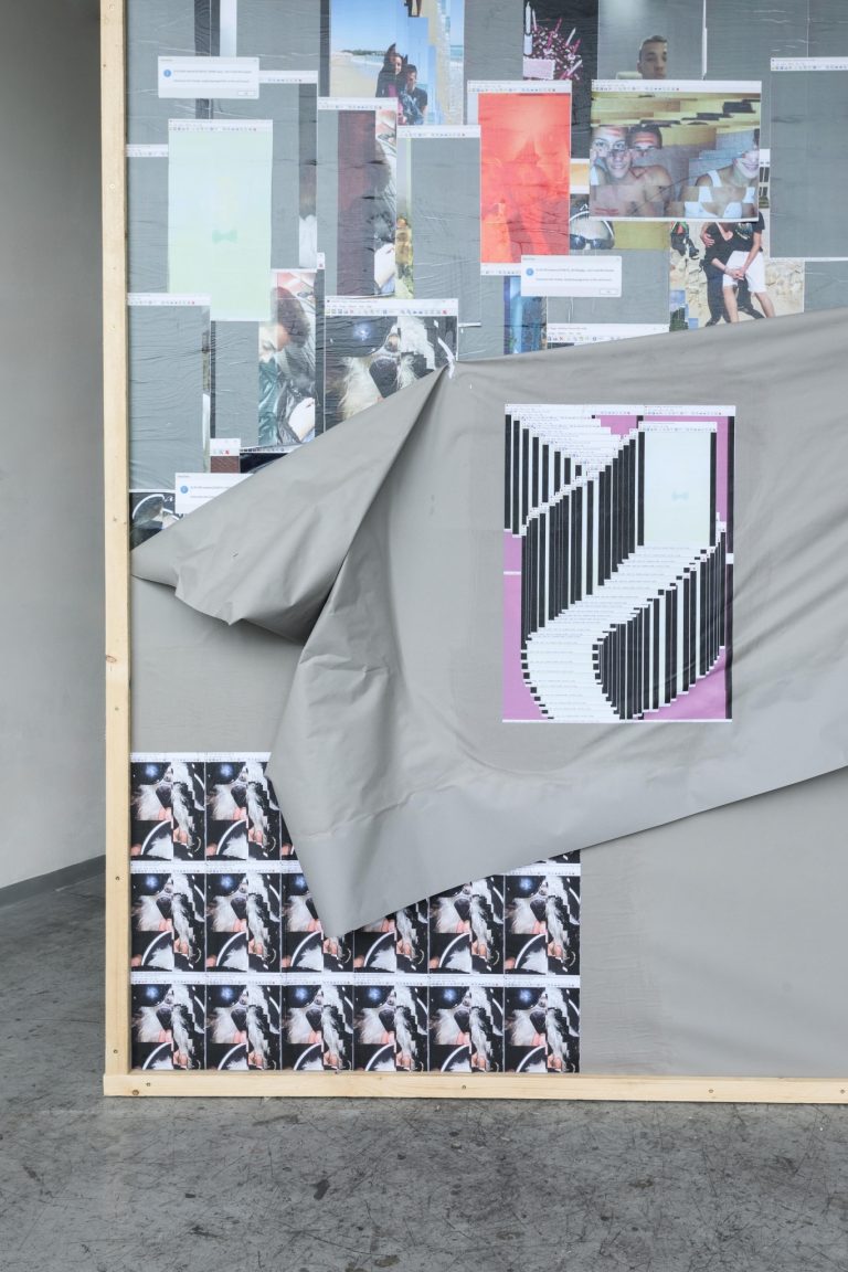 V rámci výstavy díla byl vytvořen bilboard v životní velikosti s koláží degradovaných fotografií.