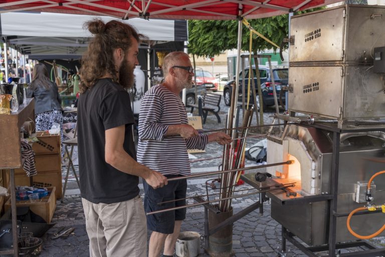 Sklo vládne slavnostem: Sklářský trh, ukázky sklářských technik, výletní vláček po sklářských firmách, ukázky tvorby