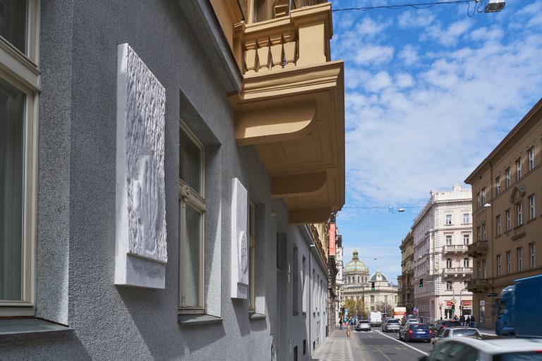 Ulice Legerova s novými památečními deskami
