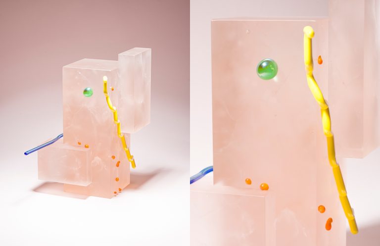 Při tvorbě objektu Totem no.3 Pavlína zkombinovala dvě sklářské techniky – tavenou plastiku a tvarování skla u kahanu. Foto: Filip Švácha