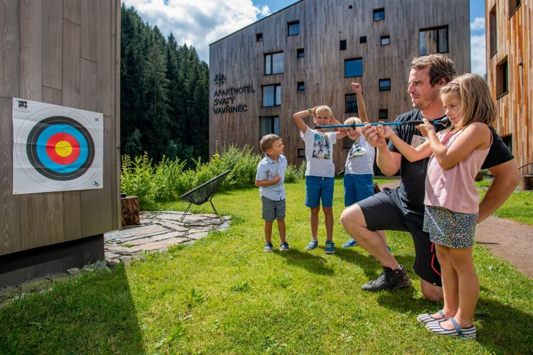 Aktivity jsou v okolí pro celou rodinu! Kromě pořádání svátečních akcí přímo v areálu hotelu, je nedaleko například Herní krajina Pecka či Stezka korunami stromů