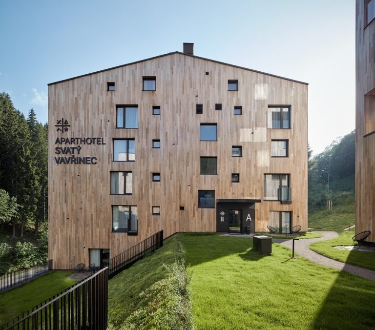 Aparthotel Svatý Vavřinec v létě