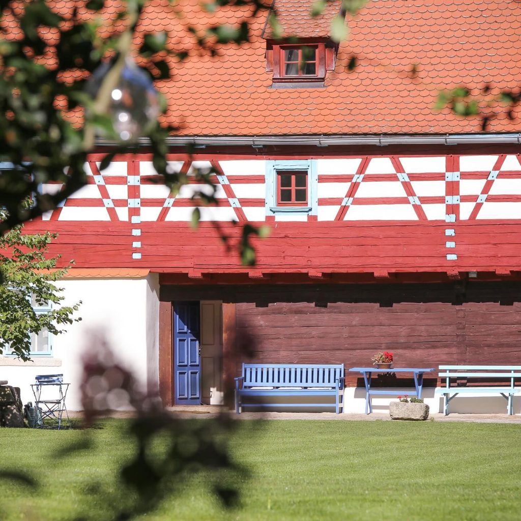 Ve vesnici zůstalo zachováno několik objektů, mezi které patří Statek Salajna