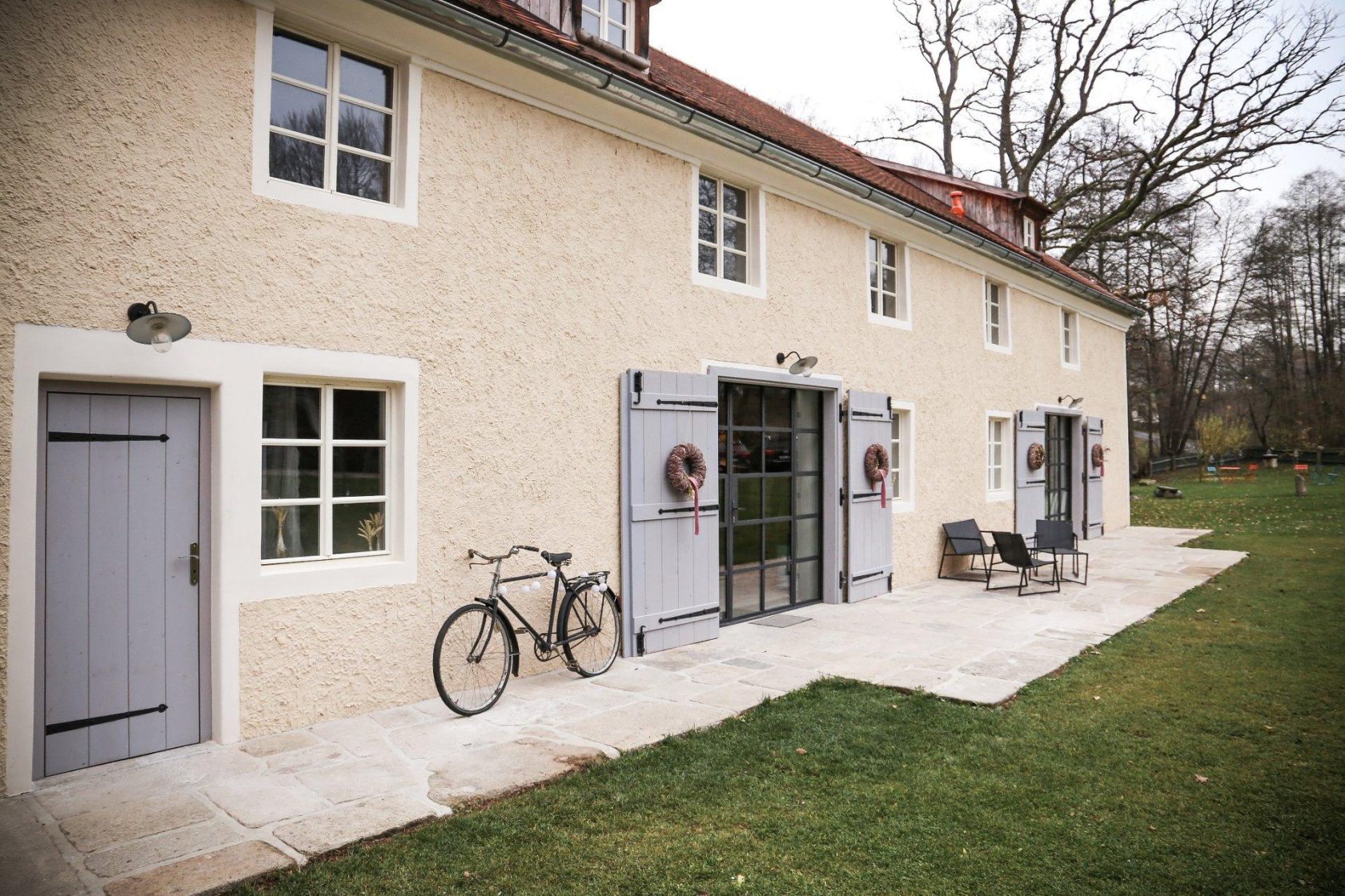 Hlavní sál s dvěma velkými francouzskými okny vznikl z bývalé maštale