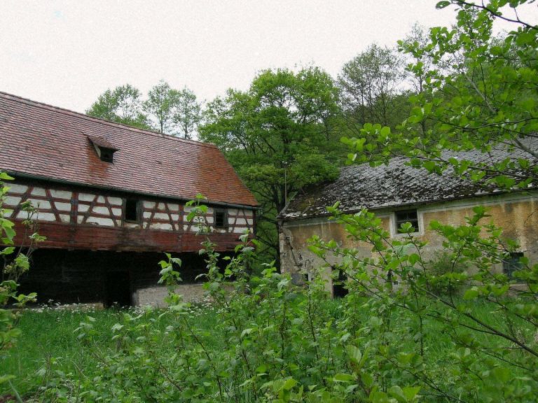 Po období své největší, tehdy ještě německé slávy, prožil statek válku, následné vystěhování majitelů, smutnou „péči“ JZD a dvacet let opuštění