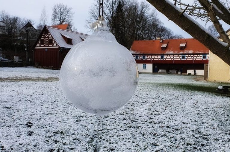 Skleněné koule rozvěšené na stromech jsou drobnými detaily zdobícími zahradu