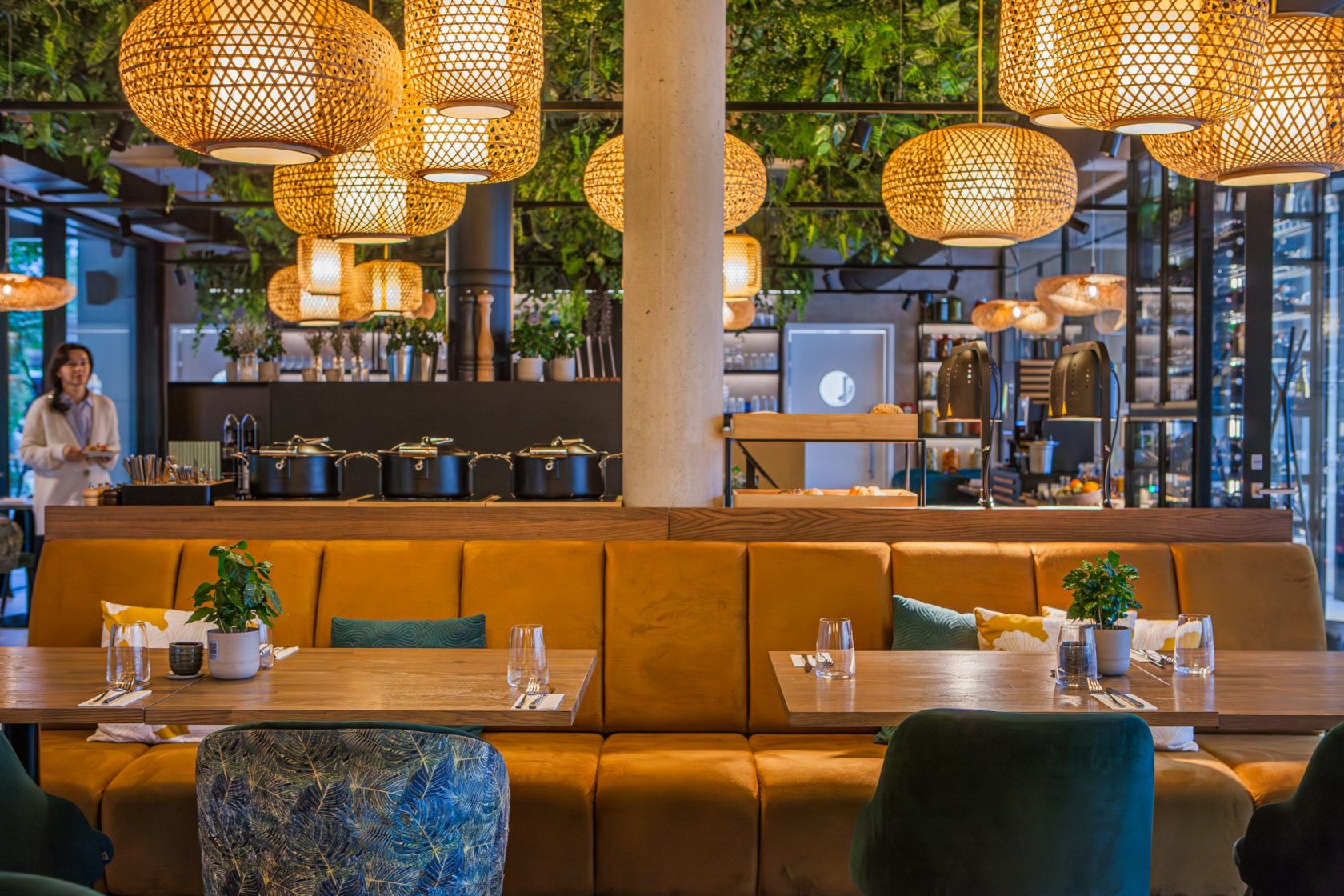 Restaurace ve skleněné přístavbě spojuje obě budovy a působí vzdušnou a moderní atmosférou