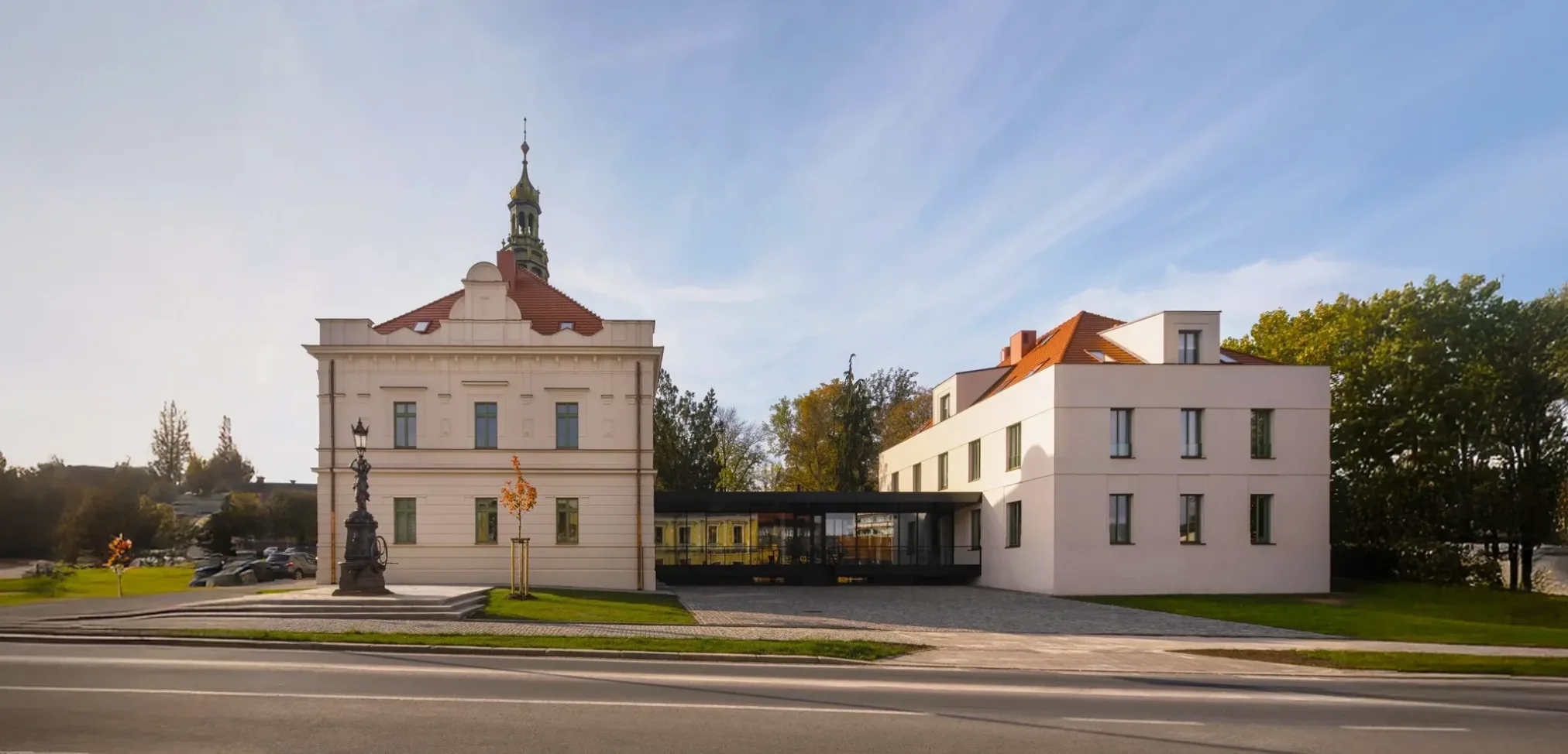 Villa Fitz se nachází na malém náměstí 5. května uprostřed Rokycan