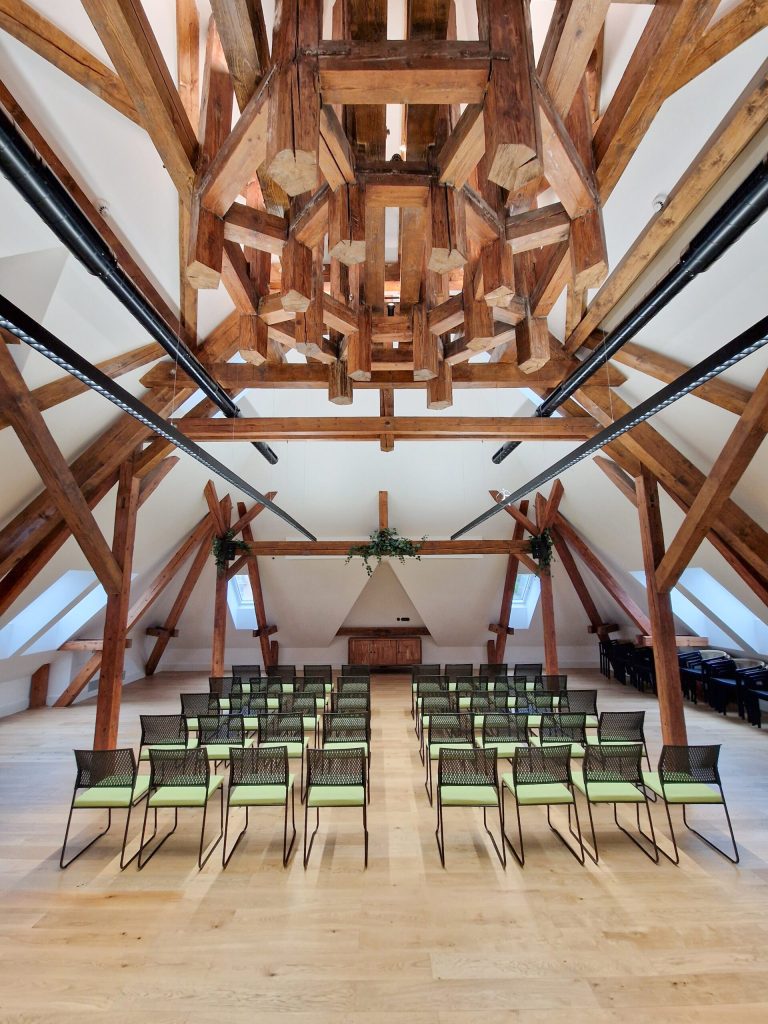 Působivá půda slouží pro konference, ale i cvičení jógy