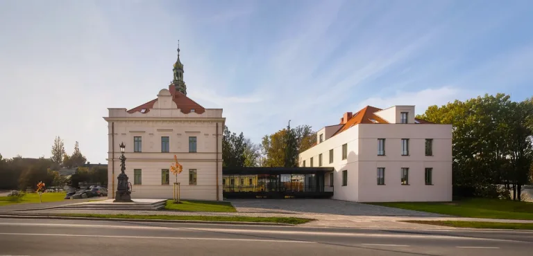 Villa Fitz se nachází na malém náměstí 5. května uprostřed Rokycan
