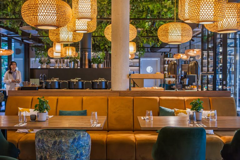 Restaurace ve skleněné přístavbě spojuje obě budovy a působí vzdušnou a moderní atmosférou