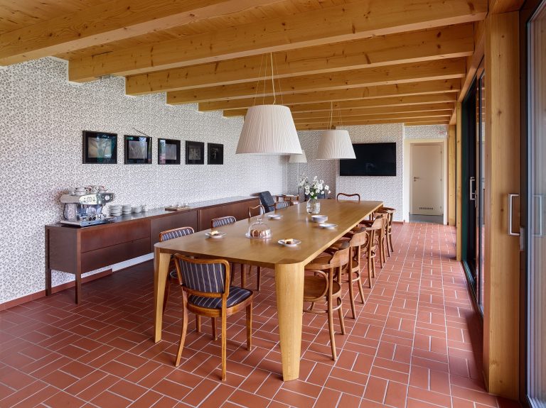 Villa Hrušky nabízí devět jedinečných dvoulůžkových pokojů, kdy interiér každého pokoje je vybaven nábytkem, jenž byl vyroben výjimečným truhlářem panem Pavlem Bartošem z Velkých Němčic a doplněn původním originálním nábytkem