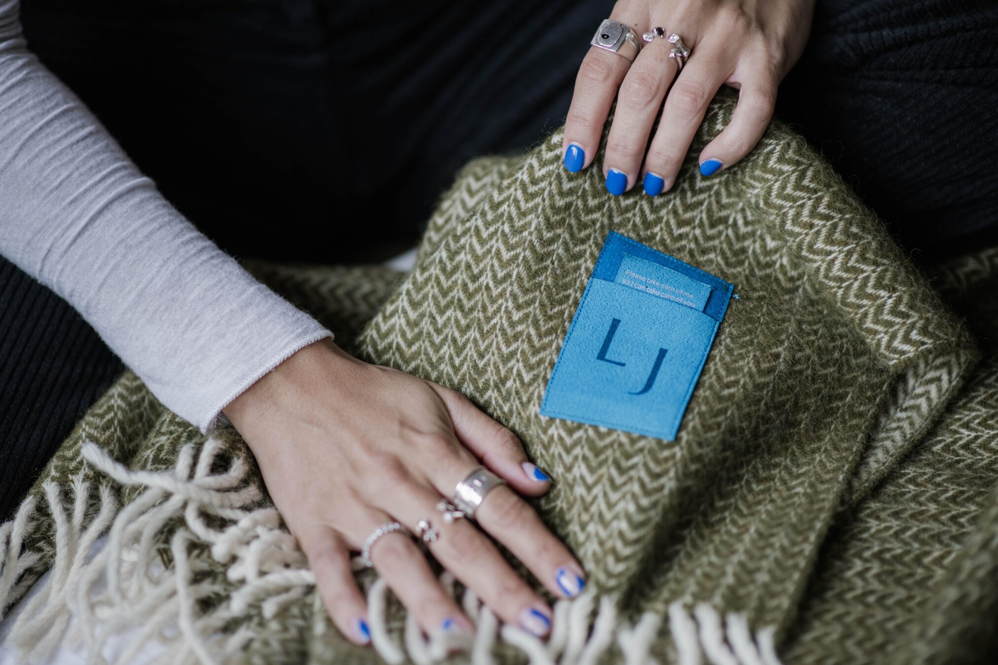 Bílé povlečení Natálie doplnila vlněnou dekou Tender Wool v tmavě zelené barvě. Foto: Anželika Rybak