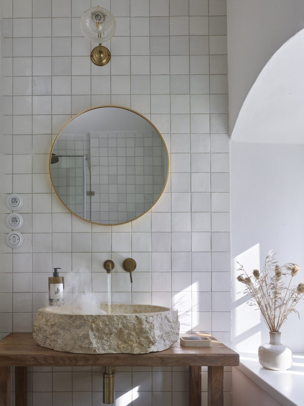 Přírodní materiály propůjčují moderní koupelně rustikální nádech