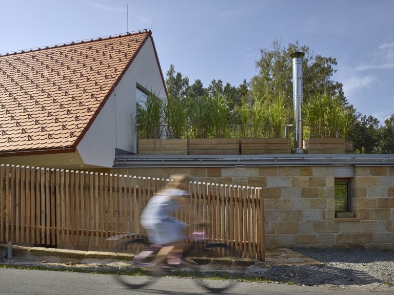 Z ulice působí chalupa nenápadně