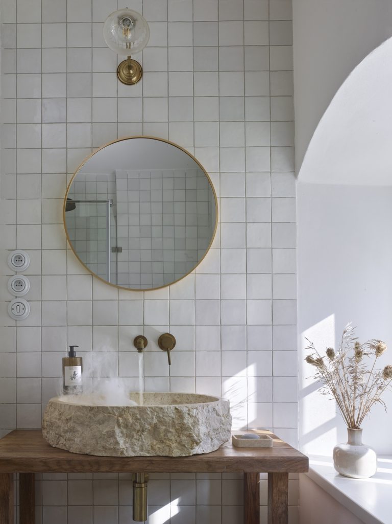 Přírodní materiály propůjčují moderní koupelně rustikální nádech