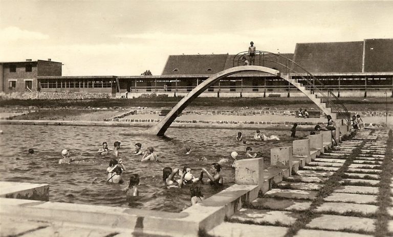 Koupaliště před dostavbou budovy převlékáren a restaurace, 1948 | Zdroj: lam.litomysl.cz, © Soukromý archiv Lenky Backové