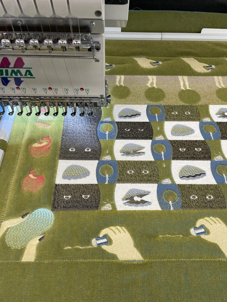 Proces vyšívání ilustrací pomocí vyšívacího stroje