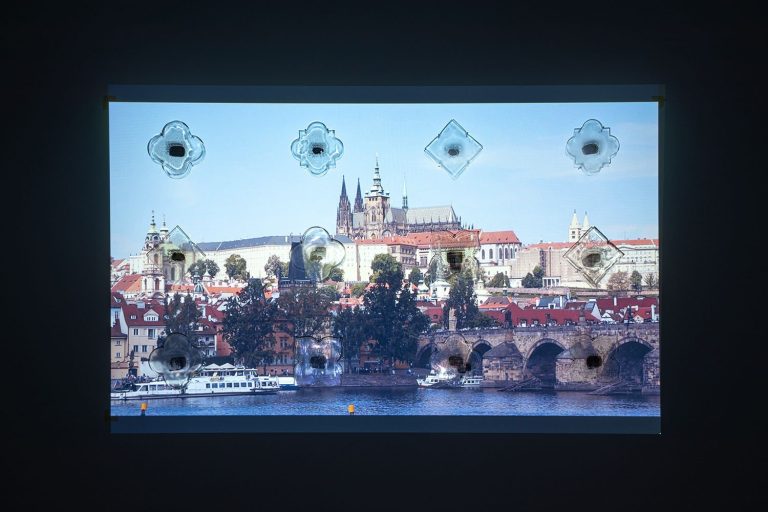 Dílo bylo prezentované společně s projekcí audiovizuálního díla reprezentujícího studentky pobyt v Praze