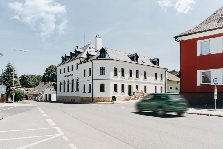 Zrekonstruovaný hostinec zdobí roh Svatovítského náměstí