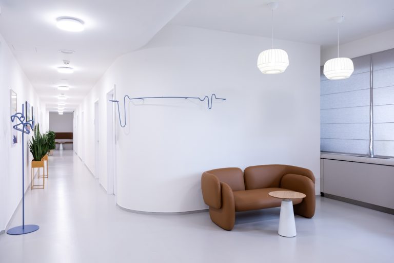 Interiér by měl u klienta kliniky Health+ vyvolávat pocit bezpečí